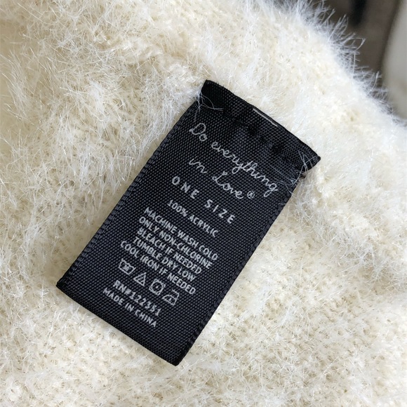 Do Everything In Love White Fuzzy Hooded Vest - Picture 5 of 8